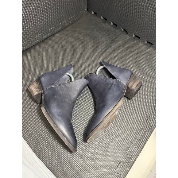 FREE PEOPLE Charm Double V Navy Blue Leather Ankle Boots Size 37.5 US 7 - Picture 4 of 8